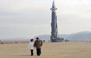 بالصور.. أول ظهور علني لابنة زعيم كوريا الشمالية خلال تجربة صاروخ باليستي