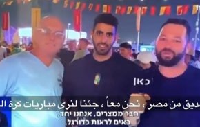 مشجع مصري في قطر يفاجئ مراسل قناة عبرية خلال البث المباشر 