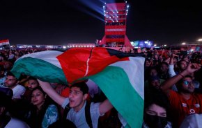 شاهد/ قطري يوزع شارة فلسطين على مشجعي كأس العالم
