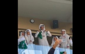 شاهد.. أمير قطر يشجع المنتخب السعودي من المدرجات!