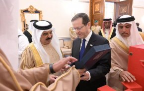ملك البحرين يحتفي برئيس الكيان المحتل