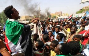 مواجهات بين العسكر والمتظاهرين السلميين في شوارع العاصمة السودانية
