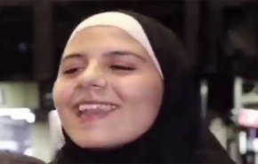 شاهد.. مرض نادر يجبر شابة سورية على الضحك حتى الإغماء