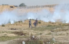 الاحتلال يطلق قنابل غاز صوب مزارعي قطاع غزة