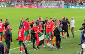 لاعبو المغرب يحتفلون بالفوز رافعين العلم الفلسطيني