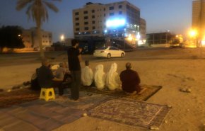 شاهد.. البحرينيون يؤدون الصلاة في مسجد هدمه  الإحتلال 'الخليفي' في 2011