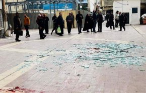 شاهد.. زائران ايرانيان يصابان اثر تساقط زجاج مبنى في النجف الاشرف