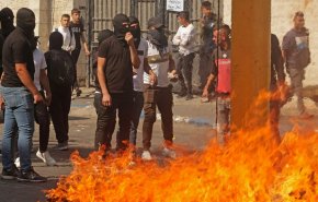 بالفيديو.. فلسطينيون يحرقون برج عسكري للاحتلال شمال الخليل المحتلة