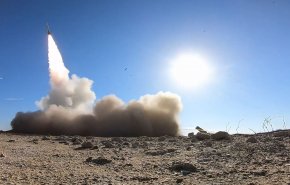 شاهد.. الجيش الإيراني يواصل مناوراته باختبار أنواع الصواريخ  