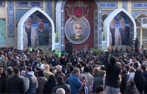 جماهير ايرانية وأجنبية تحيي ذكرى استشهاد قادة النصر بمرقد الشهيد سليماني + فيديو