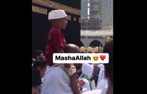 فيديو مؤثر.. طفل يهتف في المسجد الحرام 'لبيك اللهم لبيك'