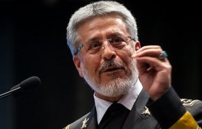 الادميرال سياري: القوة الدفاعية المتزايدة لإيران تعود إلى تضحيات الشهداء