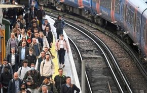 سومین روز اعتصاب و اختلال در شبکه راه‌آهن انگلیس/ سرگردانی صدها هزار مسافر در ایستگاه‌های قطار 