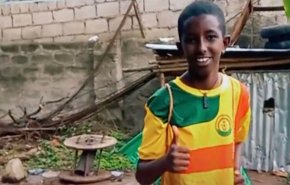 طفل إثيوبي يلفت أنظار العالم بمهارته المذهلة في قطر دعما للمحتاجين