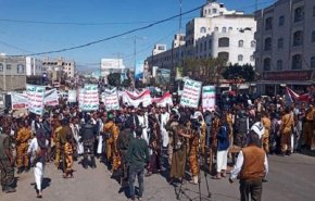 مسيرة جماهيرية تنديدا باستمرار الحصار والمماطلة بصرف الرواتب بتعز اليمنية