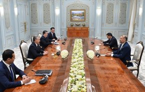 الرئيس الأوزبكي يستقبل وزير الخارجية الإيراني في القصر الرئاسي