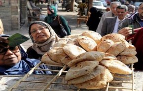 الحكومة المصرية تنفي أنباء بشأن زيادة سعر رغيف الخبز المدعم
