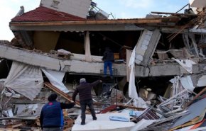أهالي الحسكة السورية يقدمون تبرعات إنسانية للمتضررين من الزلزال
