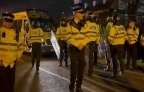 بريطانيا.. اعتقال 15 شخصا في احتجاجات عنيفة ضد اللاجئين