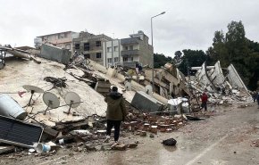 إنقاذ رجل أمضى أكثر من 160 ساعة تحت أنقاض مبنى دمره الزلزال في تركيا