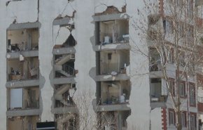 الهلال الأحمر الإيراني ينجح بإنتشال طفلين من تحت ركام في زلزال تركيا