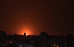 الطيران الحربي الصهیونی ينفذ غارات جديدة على مواقع المقاومة في غزة+فيديو
