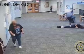 شاهد بالفيديو .. طالب أمريكي يعتدي على معلمته بطريقة وحشية في فلوريدا!