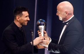 ميسي يفوز بجائزة الفيفا كأفضل لاعب لكرة القدم في العالم 