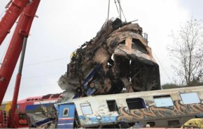 ارتفاع عدد ضحايا حادث قطار اليونان ورجال الإنقاذ يبحثون بين الحطام