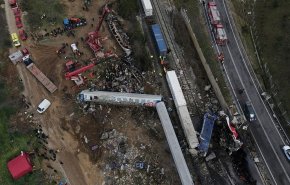 عشرات القتلى والجرحى في حادث تصادم قطارين وسط اليونان