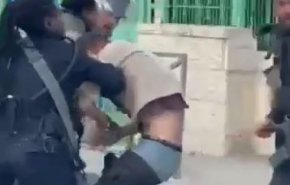 حمله وحشیانه نظامیان صهیونیست به یک جوان فلسطنی در قدس اشغالی+ ویدیو