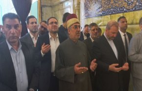 شمخاني يزور مرقد الإمامين الجوادين (ع) في بغداد
