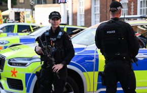 الشرطة البريطانية تكشف تفاصيل جديدة عن حادثة إضرام النار برجل أمام مسجد 