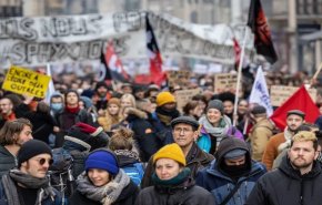 وتيرة الاحتجاجات الغاضبة تتصاعد في فرنسا رفضا لتمرير قانون التقاعد 