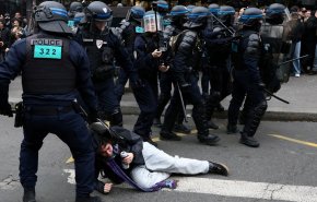 قمع المتظاهرين الفرنسيين بعنف يهزّ صورة الحرية في عقر دارها
