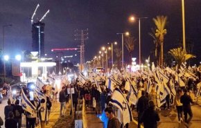 اعتراضات گسترده در تل آویو  به دنبال برکناری وزیر جنگ رژیم صهیونیستی