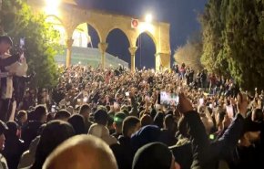 فيديو.. مسيرة حاشدة في ساحات المسجد الأقصى المبارك بعد أداء صلاة الفجر