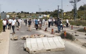 مستوطنون يهاجمون مركبات وقرى فلسطينية ويغلقون طرقات بالضفة الغربية