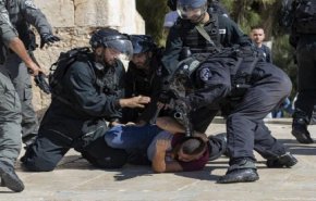الاحتلال يعتقل شابين قرب المسجد الأقصى بعد الاعتداء عليهما
