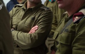 فصل ضابط إسرائيلي من منصبه بعد مشاركته في مظاهرة بزيه العسكري