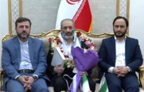 شاهد/ الدبلوماسي الإيراني 'أسد الله أسدي' يصل الى طهران