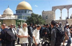 حمله ده ها شهرک نشین به مسجد الاقصی با حمایت پلیس رژیم صهیونیستی