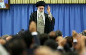 منتسبو الصناعة النووية يجتمعون مع قائد الثورة الاسلامية