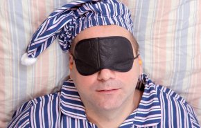 مخاطر صحية غير متوقعة لارتداء أقنعة العين المساعدة على النوم
