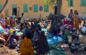 آلاف السودانيين يفرّون إلى دول مجاورة هربا من القتال