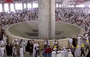 بالفيديو.. حجاج بيت الله الحرام يرمون جمرة العقبة في أول أيام العيد