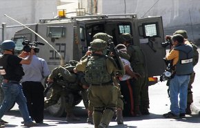 الاحتلال يعتقل شابين فلسطينيين اثنين أحدهما أثناء عودته من الأردن