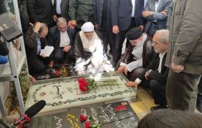 الرئيس الايراني يزور مرقد الشهيد الفريق سليماني في كرمان