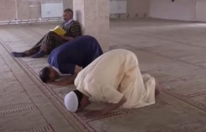 معجزة داخل مسجد بالجزائر.. شاب يستعيد بصره اثناء سجوده لله + فيديو 
