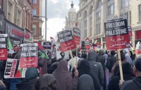 تظاهرات در مقابل سفارت رژیم اشغالگر در لندن در محکومیت جنایات آن در جنین